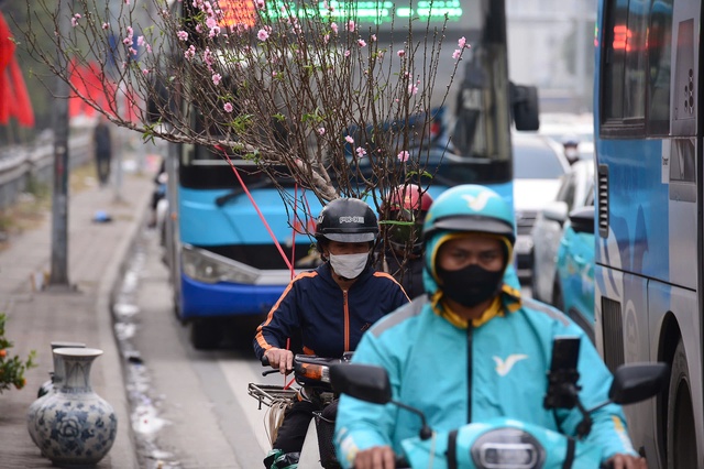 Hà Nội: Ùn ứ trên mọi nẻo đường, người dân vất vả về quê đón Tết- Ảnh 6.