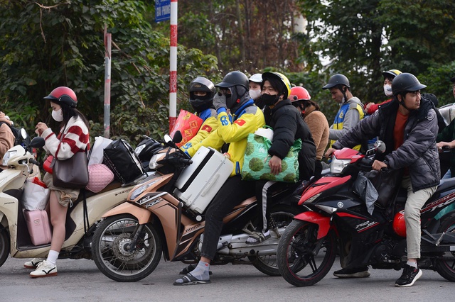 Hà Nội: Ùn ứ trên mọi nẻo đường, người dân vất vả về quê đón Tết- Ảnh 3.