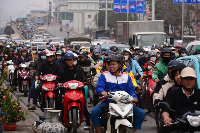 Hà Nội: Ùn ứ trên mọi nẻo đường, người dân vất vả về quê đón Tết- Ảnh 4.