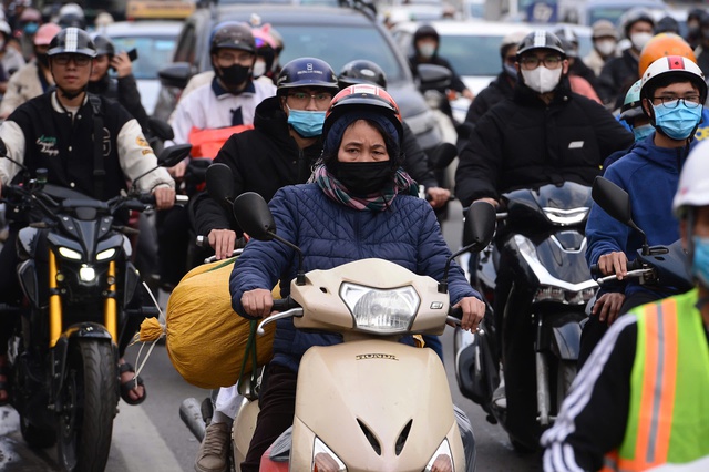 Hà Nội: Ùn ứ trên mọi nẻo đường, người dân vất vả về quê đón Tết- Ảnh 8.