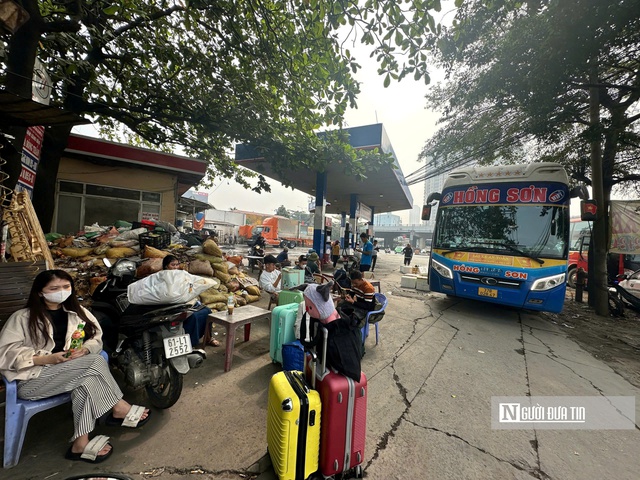 Xe khách giường nằm của nhà xe Hồng Sơn vào trạm xăng dầu ga Sóng Thần trả khách, hàng hóa vào sáng 19/1.