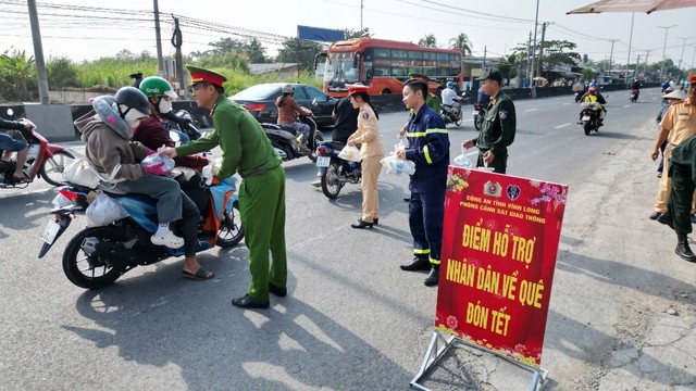 CSGT các tỉnh miền Tây phát nước suối miễn phí tặng người dân về quê đón Tết- Ảnh 10.