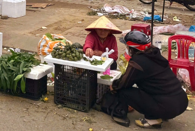 Cau trầu là mặt hàng không thể thiếu của mỗi người dân khi đi chợ dịp Tết.