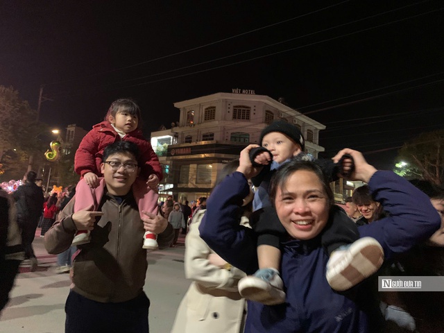 Yên Bái: Biển người xem pháo hoa Tết Ất Tỵ tại "vùng đất ngọc" Lục Yên- Ảnh 1.