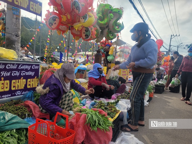 Phiên chợ Gò nhóm đầu năm là một nét văn hóa đặc sắc của của người dân địa phương. Theo quan niệm của người dân, tới chợ Gò là để mua lộc, cầu may, nên người tới chợ sẽ mua trầu, mua muối mang về. Ảnh:NS