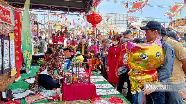 Ngoài hoạt động mua bán, chính quyền địa phương tổ chức các hoạt động vui chơi, trò chơi dân gian phục vụ người dân vui xuân, đón Tết. Ảnh:VK