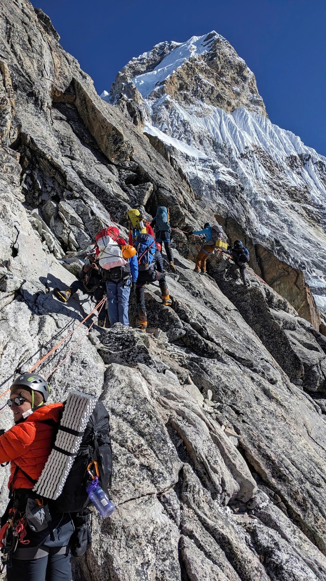 Nguyễn Thanh Bình chinh phục Ama Dablam: Leo núi không chỉ dành cho phái mạnh- Ảnh 3.