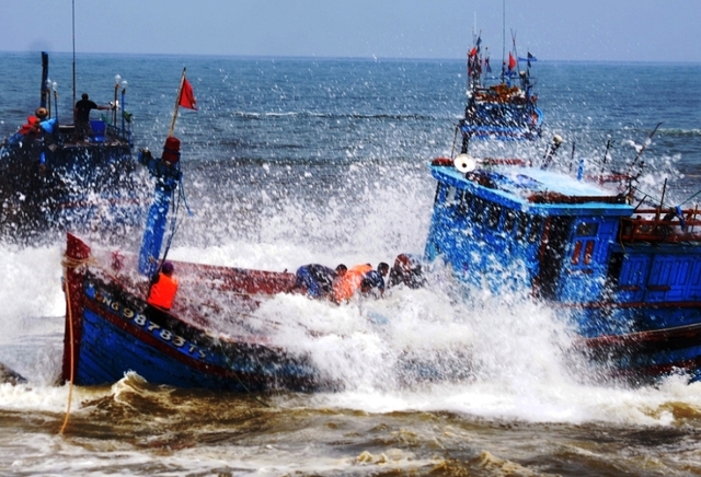 Tàu cá của ngư dân Quảng Ngãi gặp sóng lớn, 1 người mất tích và 3 người bị thương- Ảnh 1.