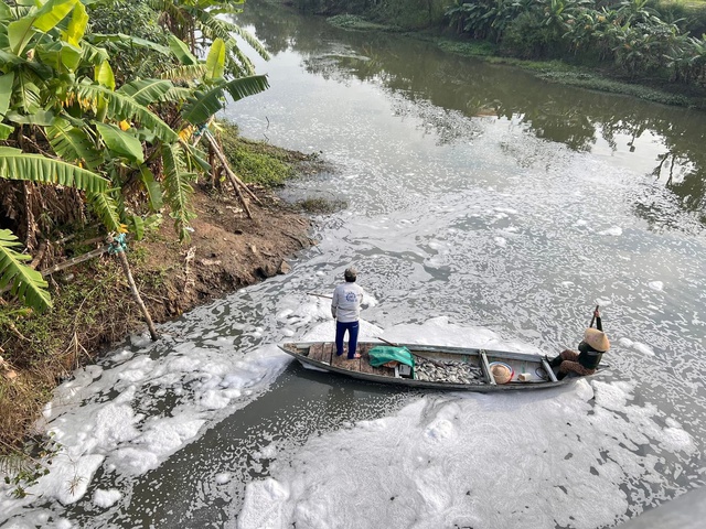 Nước thải tràn ra sông gây ô nhiễm môi trường.