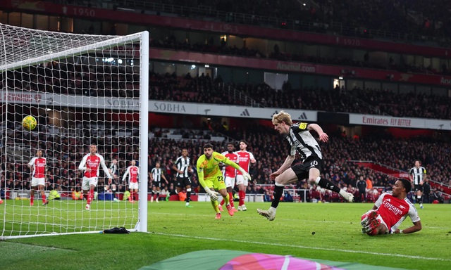 Anthony Gordon nhân đôi cách biệt cho Newcastle trước Arsenal. (Ảnh: Marc Atkins/Getty Images)