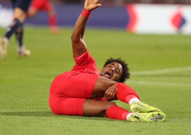 Nằm viện, cầu thủ Xuân Son được