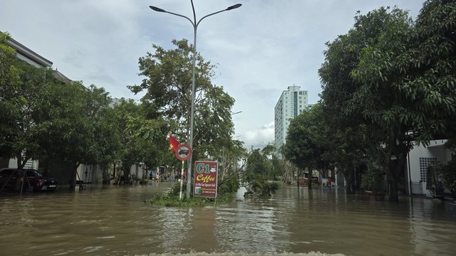 Nghệ An: Vỡ bờ sông Vinh, nước ồ ạt tràn vào khu dân cư- Ảnh 4.