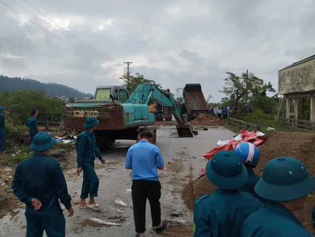 Nghệ An: Vỡ bờ sông Vinh, nước ồ ạt tràn vào khu dân cư- Ảnh 2.