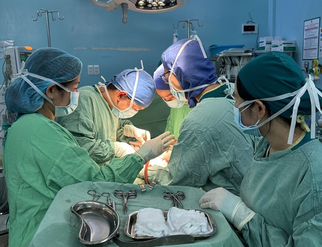Bé gái 3 tuổi cứ ho và sốt suốt, bác sĩ sốc nặng khi gắp ra thứ "đáng sợ" bên trong - Ảnh 1.