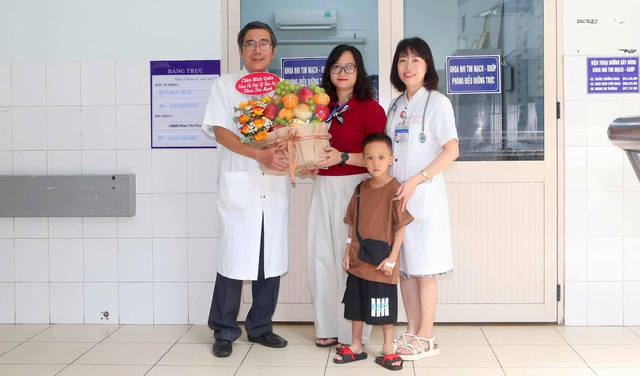 Kịp thời cứu sống cháu bé 6 tuổi mắc dị dạng mạch máu phổi hiếm gặp - Ảnh 2.