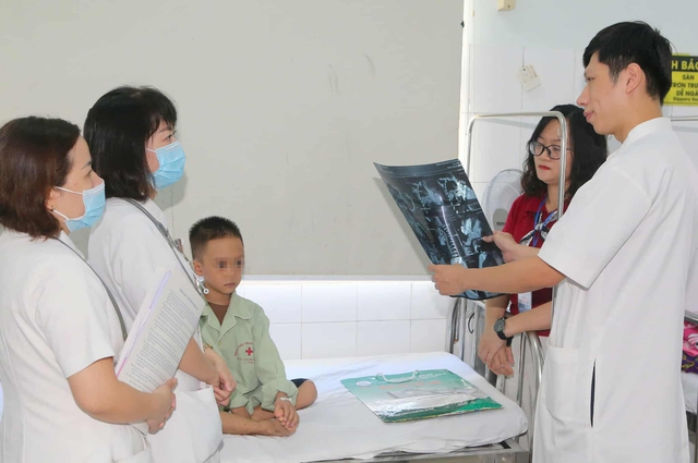 Kịp thời cứu sống cháu bé 6 tuổi mắc dị dạng mạch máu phổi hiếm gặp - Ảnh 1.
