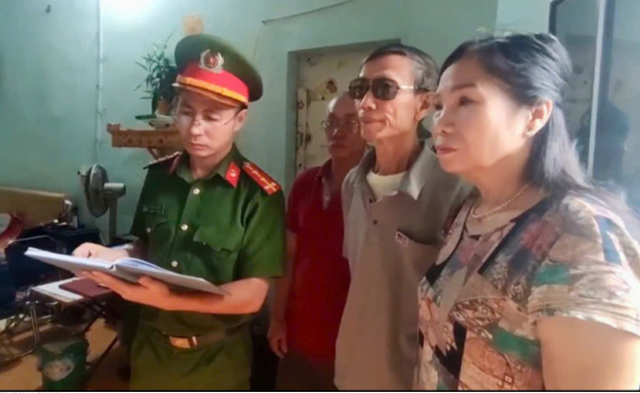 Khám xét khẩn cấp nhà thầy giáo, chủ tài khoản "Lãng tử Tây Bắc" chuyên kêu gọi từ thiện - Ảnh 1.