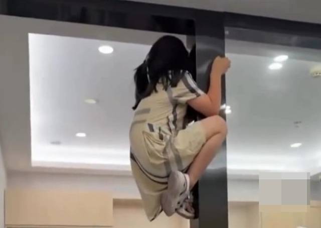 Bé gái "cố thủ" trên khung cửa phòng khám để tránh điều trị tủy răng - Ảnh 1.