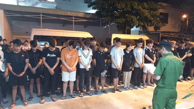 Nước mắt hối hận sau những "cuộc vui" gây rối phố phường ở Đà Nẵng- Ảnh 3.