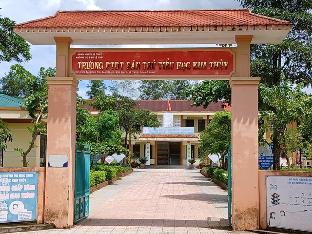 40 học sinh ngộ độc sau bữa sáng: Những thông tin "sốc" về nữ hiệu phó- Ảnh 2.