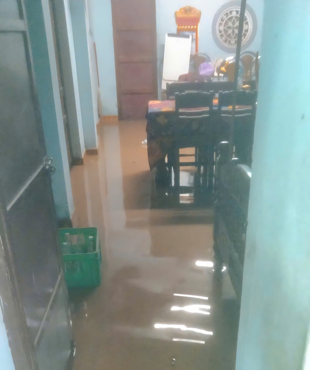 Đà Nẵng: Nước từ cao tốc tràn vào nhà dân, trách nhiệm thuộc về ai?- Ảnh 1.