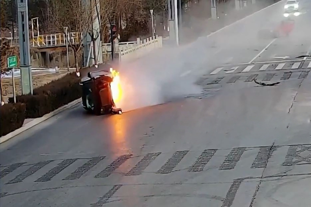 Ô tô bốc cháy sau tai nạn, dân đập kính giải cứu tài xế - Ảnh 1.