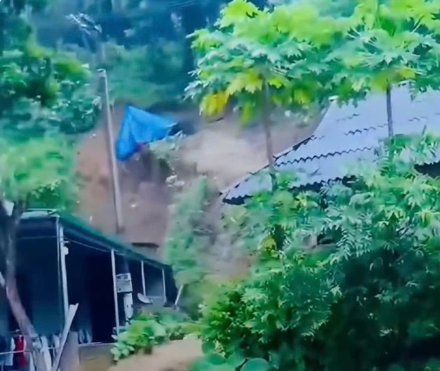 Clip: Sạt lở núi đè sập ngôi nhà sàn ở Thanh Hóa- Ảnh 1.