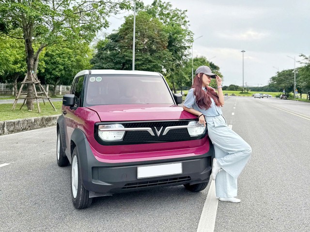 Nữ chủ xe VinFast VF 3: “Tiện lợi cho lái mới, kinh tế cho dân văn phòng” - Ảnh 1.