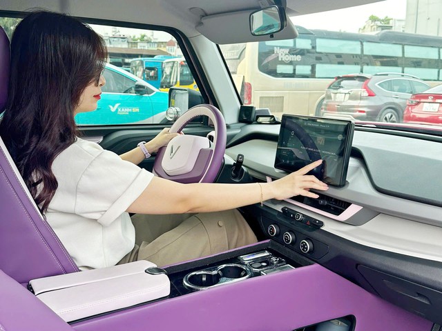 Nữ chủ xe VinFast VF 3: “Tiện lợi cho lái mới, kinh tế cho dân văn phòng” - Ảnh 2.