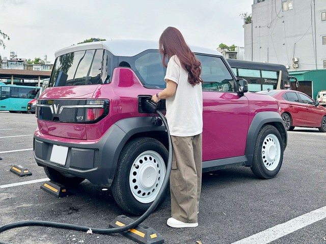 Nữ chủ xe VinFast VF 3: “Tiện lợi cho lái mới, kinh tế cho dân văn phòng” - Ảnh 3.