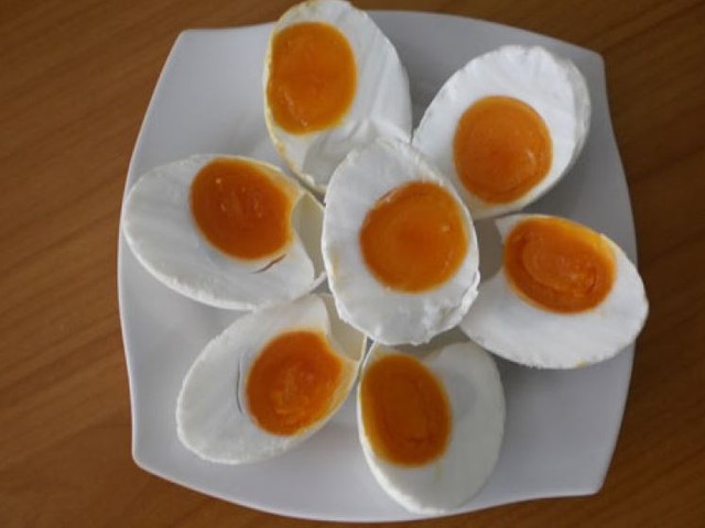 4 người trong một nhà nhập viện cấp cứu sau khi ăn trứng muối - Ảnh 2.