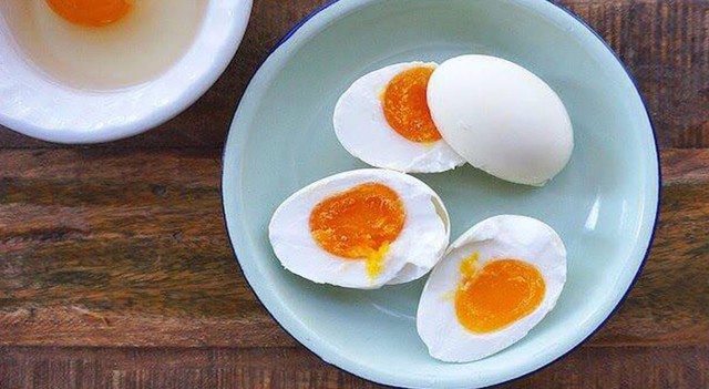 4 người trong một nhà nhập viện cấp cứu sau khi ăn trứng muối - Ảnh 1.