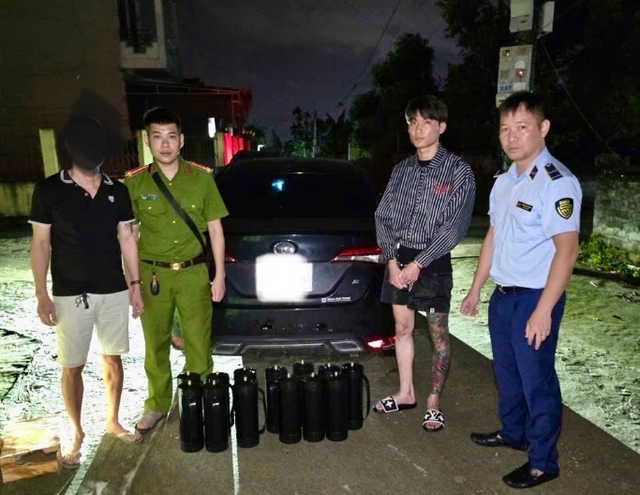 Bắt quả tang ô tô chở 13 bình “khí cười” từ Hải Phòng sang Quảng Ninh - Ảnh 1.