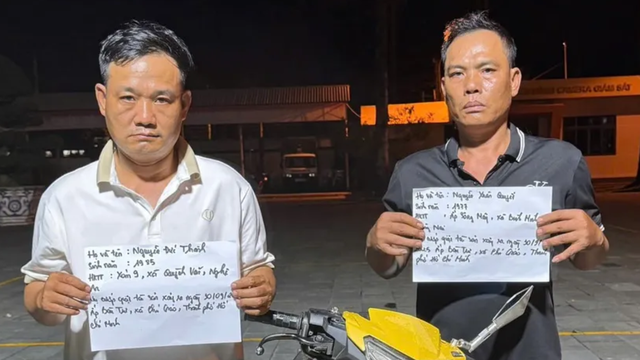 Khởi tố hai đối tượng đi xe gắn biển số giả, cướp giật dây chuyền 1,3 lượng vàng - Ảnh 1.