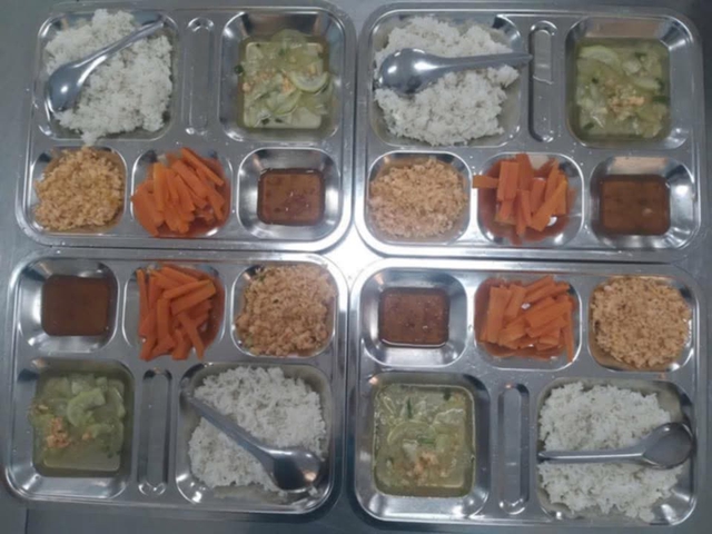 Phụ huynh ở Huế đăng tải bữa cơm bán trú lên mạng xã hội, Ban giám hiệu nhà trường mất ngủ vì lo- Ảnh 2. Phụ huynh ở Huế đăng tải bữa cơm bán trú lên mạng xã hội, Ban giám hiệu nhà trường mất ngủ vì lo- Ảnh 2.
