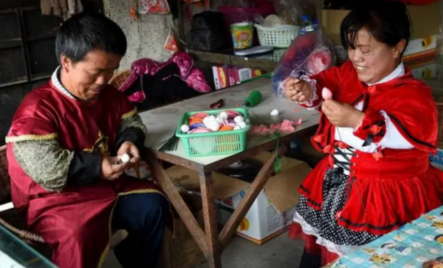 Ngôi làng kỳ lạ chỉ sinh ra người lùn, không ai cao quá 1,2 mét - Ảnh 2.