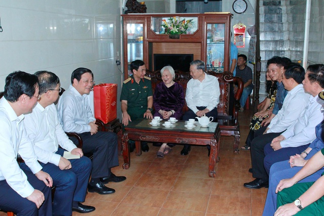 Tổng Bí thư Tô Lâm thăm, tặng quà Mẹ Việt Nam Anh hùng tại Nghệ An- Ảnh 2. Tổng Bí thư Tô Lâm thăm, tặng quà Mẹ Việt Nam Anh hùng tại Nghệ An- Ảnh 2.
