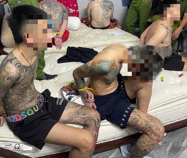 Hà Tĩnh: Phát hiện 1 cô gái và 7 nam thanh niên “bay lắc” trong nhà nghỉ- Ảnh 1. Hà Tĩnh: Phát hiện 1 cô gái và 7 nam thanh niên “bay lắc” trong nhà nghỉ- Ảnh 1.