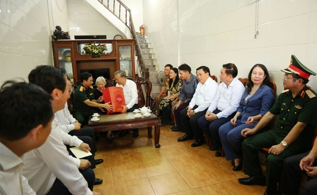 Tổng Bí thư Tô Lâm thăm, tặng quà Mẹ Việt Nam Anh hùng tại Nghệ An- Ảnh 1. Tổng Bí thư Tô Lâm thăm, tặng quà Mẹ Việt Nam Anh hùng tại Nghệ An- Ảnh 1.