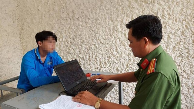 Bắt đối tượng lừa chuyển khoản rồi cướp tiền mặt ở tiệm vàng - Ảnh 1.