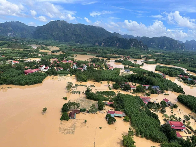 Bản tin 12/10: Mùa bão bất thường - Ảnh 1.
