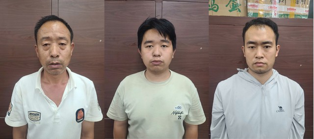 Triệt phá đường dây buôn bán hàng giả quy mô lớn xuyên biên giới- Ảnh 1.