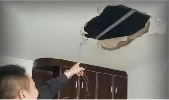 Sửa bóng đèn, người đàn ông sốc nặng khi phát hiện số tiền mặt 285 tỷ đồng- Ảnh 1.