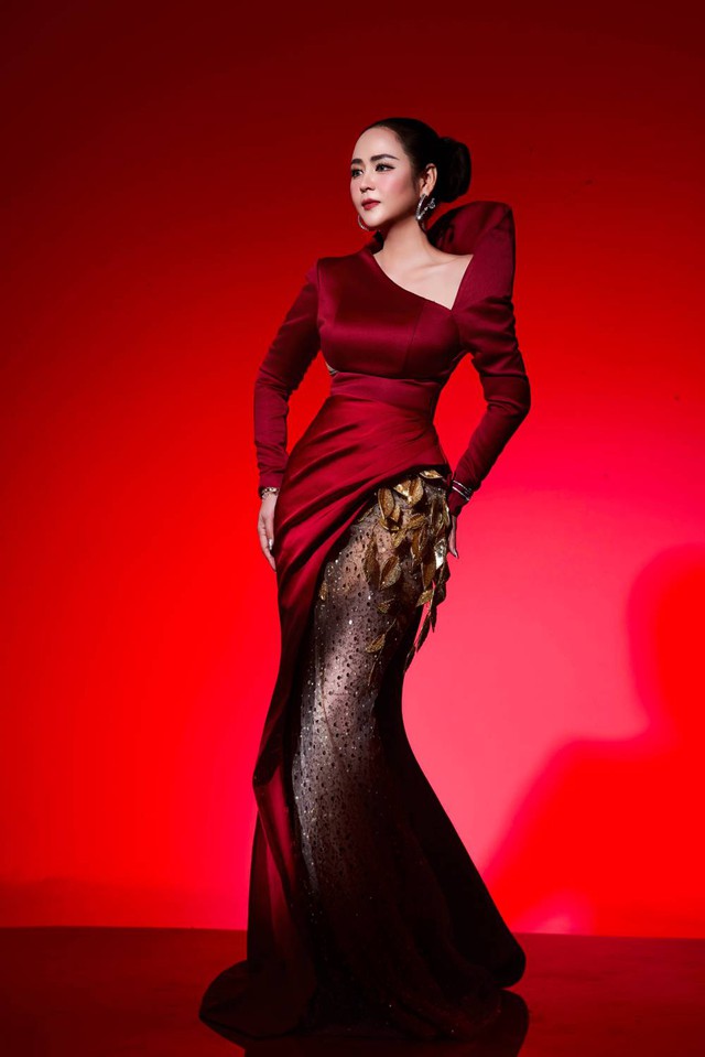 NTK Thanh Hương Bùi bật mí lý do chọn ngày diễn show ở Thượng Hải - Ảnh 1.