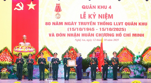 Tổng Bí thư Tô Lâm: Xây dựng LLVT Quân khu 4 cách mạng, chính quy, tinh nhuệ, hiện đại - Ảnh 4.