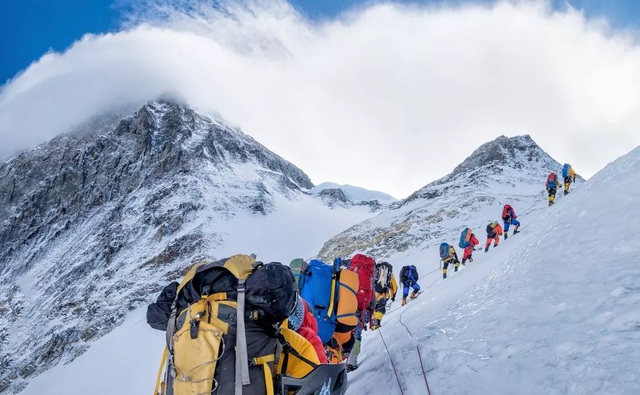 Giải cứu hơn 800 người khỏi đỉnh Everest - Ảnh 1.