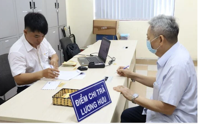 Bộ Nội vụ cho ý kiến về điều chỉnh tuổi nghỉ hưu, lương tối thiểu vùng - Ảnh 1.