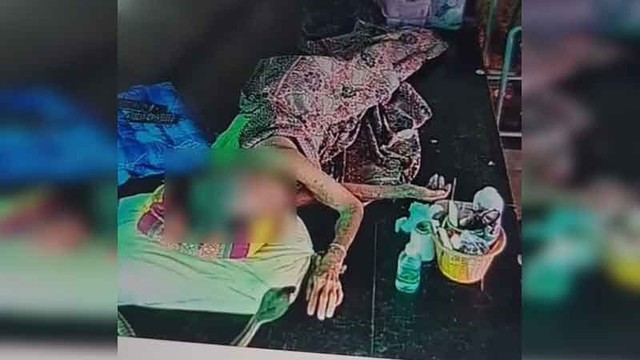 Đang nằm trên giường, cụ bà 93 tuổi bất ngờ bị rắn hổ mang cắn vào tay - Ảnh 1.