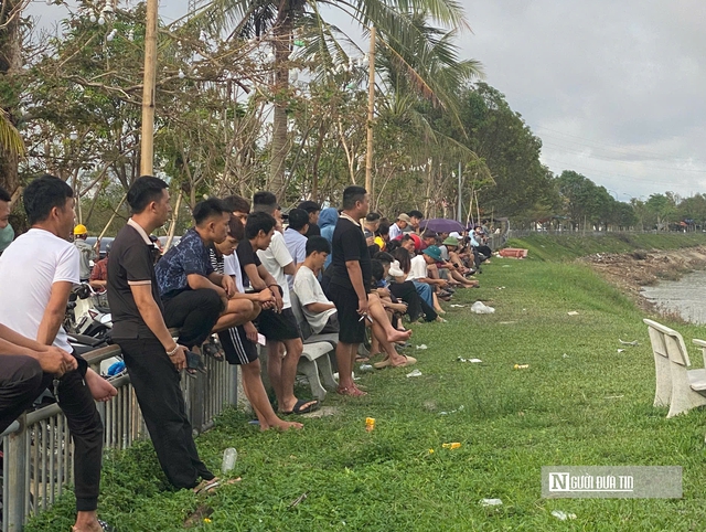 Hàng trăm người theo dõi tìm 3 bố con mất tích sông Lam- Ảnh 2. Hàng trăm người theo dõi tìm 3 bố con mất tích sông Lam- Ảnh 2.