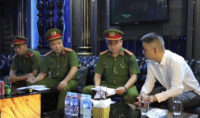 Hàng trăm quán karaoke bị xử phạt, hơn 200 quán bị thu hồi giấy phép- Ảnh 1. Hàng trăm quán karaoke bị xử phạt, hơn 200 quán bị thu hồi giấy phép- Ảnh 1.